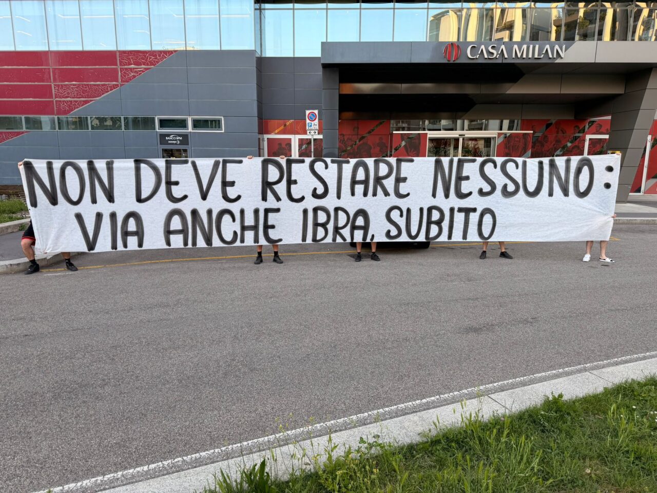 Striscione dei tifosi del Milan: "Via anche Ibra"