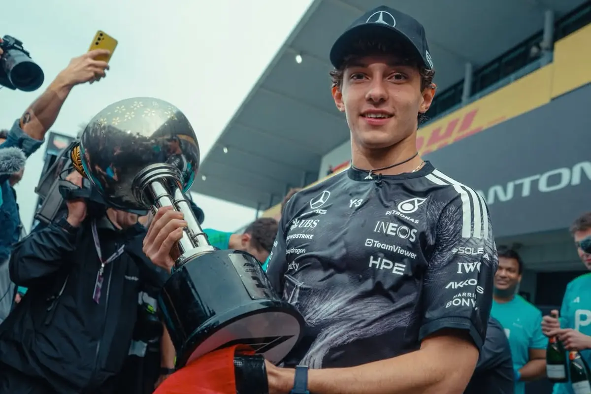 antonelli con il trofeo in mano